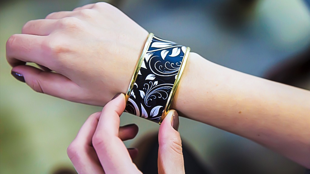 Теперь еще и «умные» украшения: проект L!BER8