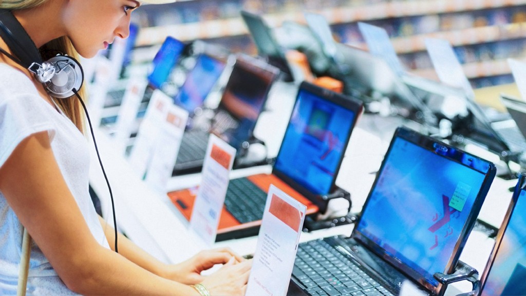 Можно вернуть ноутбук в магазин. Компьютер в торговле. Компьютерный магазин. Человек выбирает ноутбук в магазине. Магазин электроники Ноутбуки.