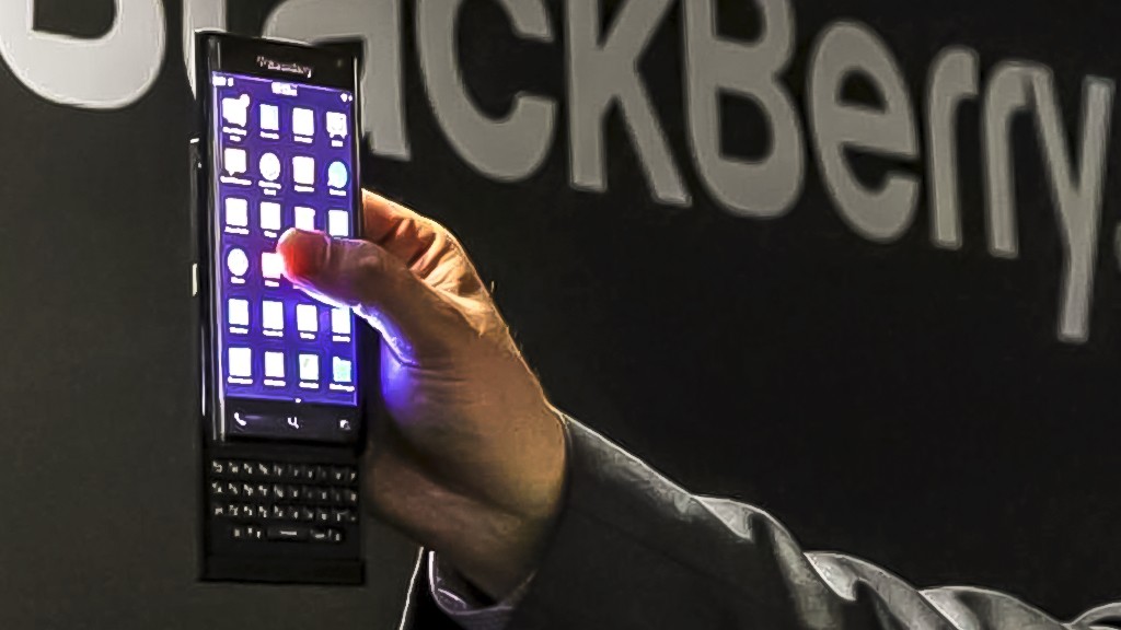 MWC 2015: сюрприз BlackBerry — изогнутый слайдер!