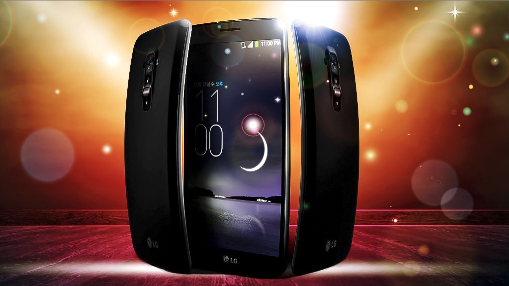 Что если на изгиб LG G Flex 2 заехать пикапом?