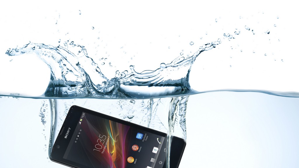 Звук если в телефон попала вода. Сони иксперия Водонепроницаемый. Sony Xperia под водой. Телефон в воде. Смартфон. Если.